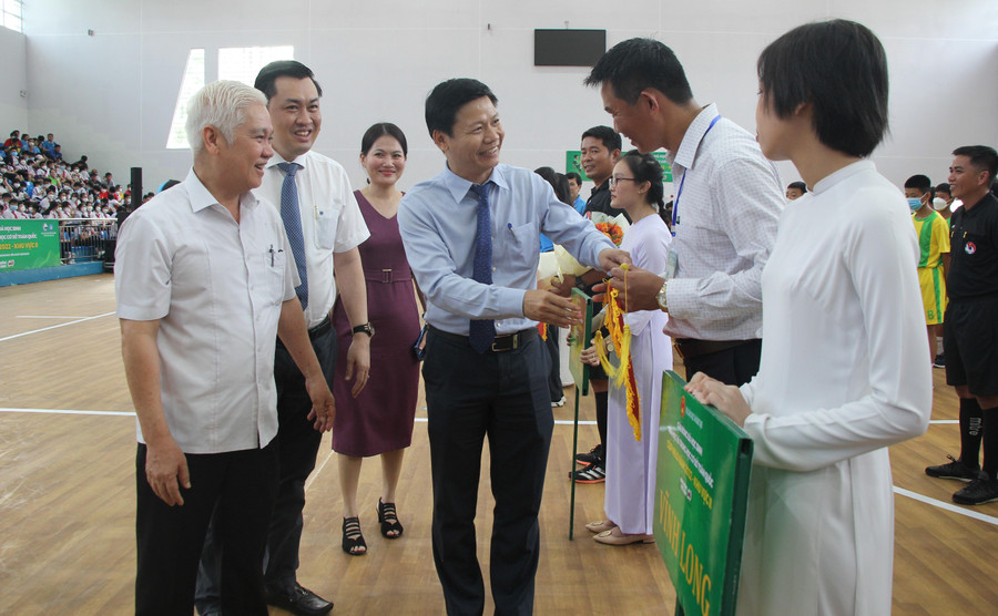 Ông Nguyễn Thanh Đề tặng cờ cho đơn vị tham gia giải đấu Ông Nguyễn Thanh Đề tặng cờ cho đơn vị tham gia giải đấu