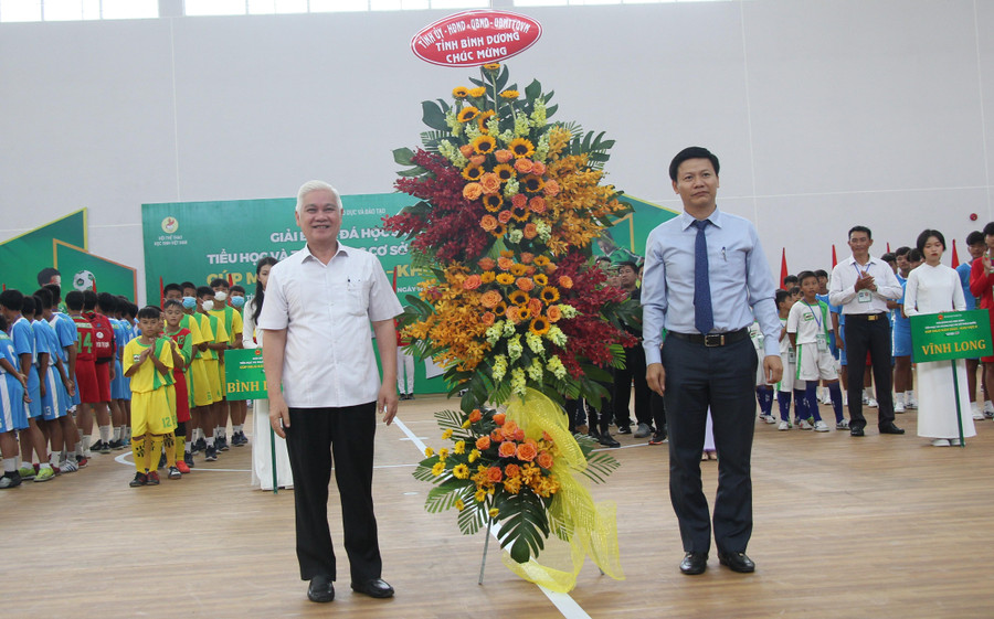 Ông Nguyễn Văn Lợi, Uỷ viên Trung ương Đảng, Bí thư Tỉnh uỷ Bình Dương tặng hoa chúc mừng giải đấu. Ông Nguyễn Văn Lợi, Uỷ viên Trung ương Đảng, Bí thư Tỉnh uỷ Bình Dương tặng hoa chúc mừng giải đấu.