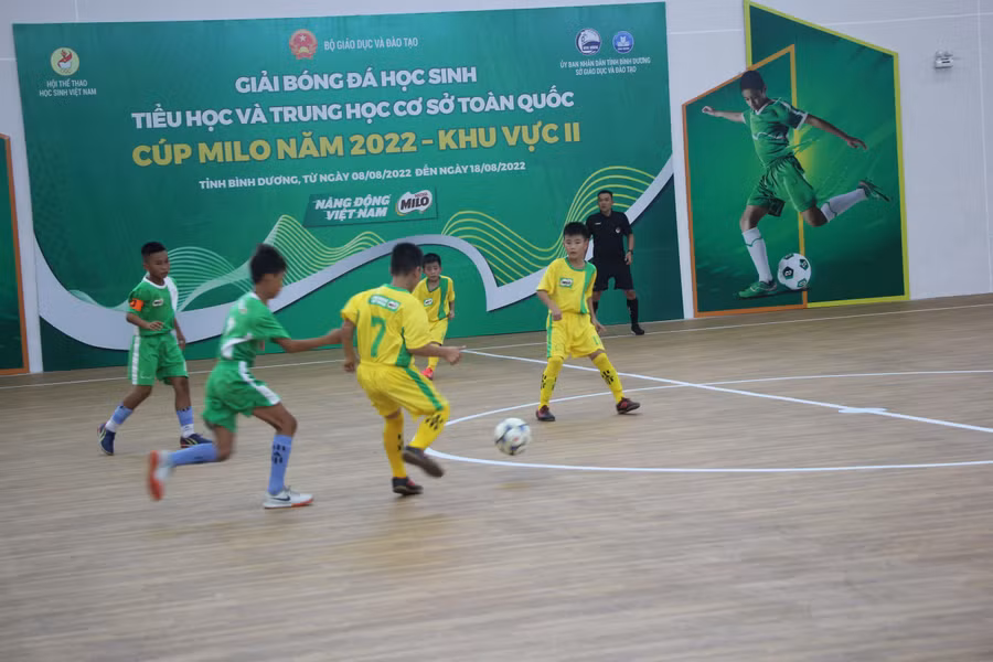 Trận đấu giữa đội Bình Dương và Tây Ninh sau lễ khai mạc.