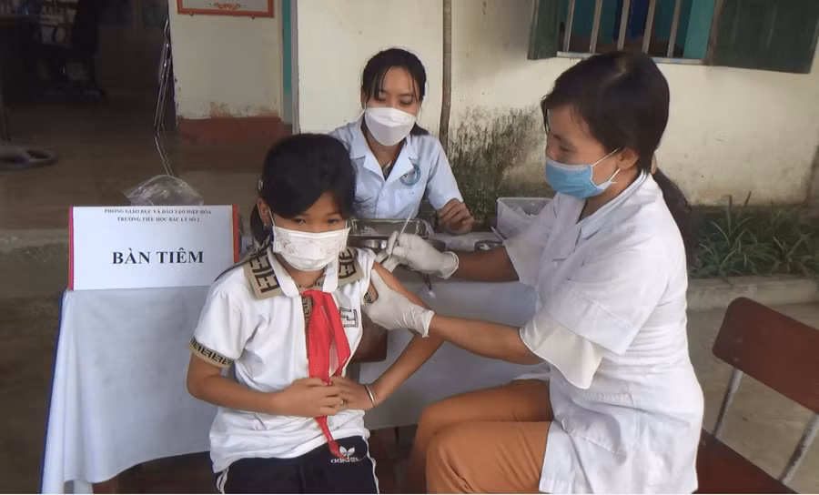 Trường Tiểu học Bắc Lý số 2 huyện Hiệp Hòa: Tiêm vắc xin phòng Covid-19 để đảm bảo an toàn sức khỏe cho học sinh ảnh 2