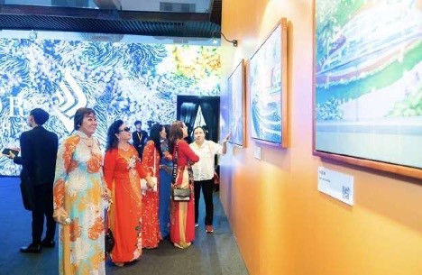 Chỉ trong 5 ngày tổ chức, triển lãm Glory to GLORY đã thu hút hơn 6.000 lượt khách tham dự, 750.000 lượt xem và 400.000 lượt tương tác – những con số ấn tượng với một triển lãm nghệ thuật đương đại.