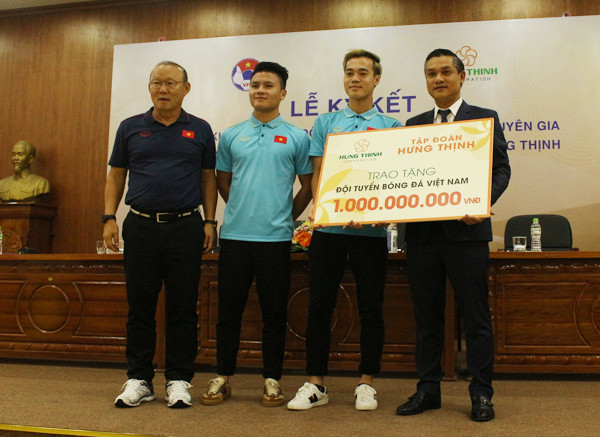 Lãnh đạo Tập đoàn Hưng Thịnh trao phần thưởng cho ĐT Việt Nam