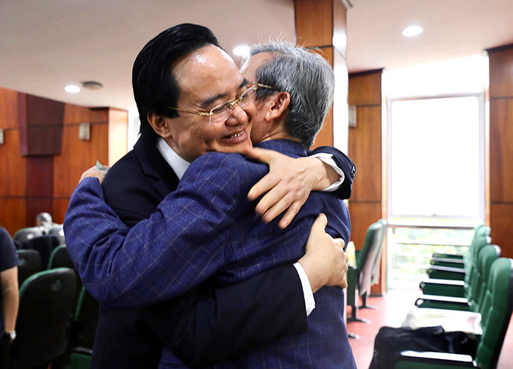 Bên lề Đại hội, nhiều cựu giáo chức đã đóng góp ý kiến tâm huyết phát triển ngành giáo dục với Bộ trưởng Phùng Xuân Nhạ.