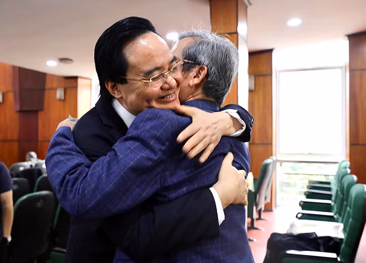 Bên lề Đại hội, nhiều cựu giáo chức đã đóng góp ý kiến tâm huyết phát triển ngành giáo dục với Bộ trưởng Phùng Xuân Nhạ.