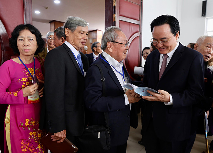 Bộ trưởng Phùng Xuân Nhạ trao đổi với các đại biểu tham dự Đại hội.