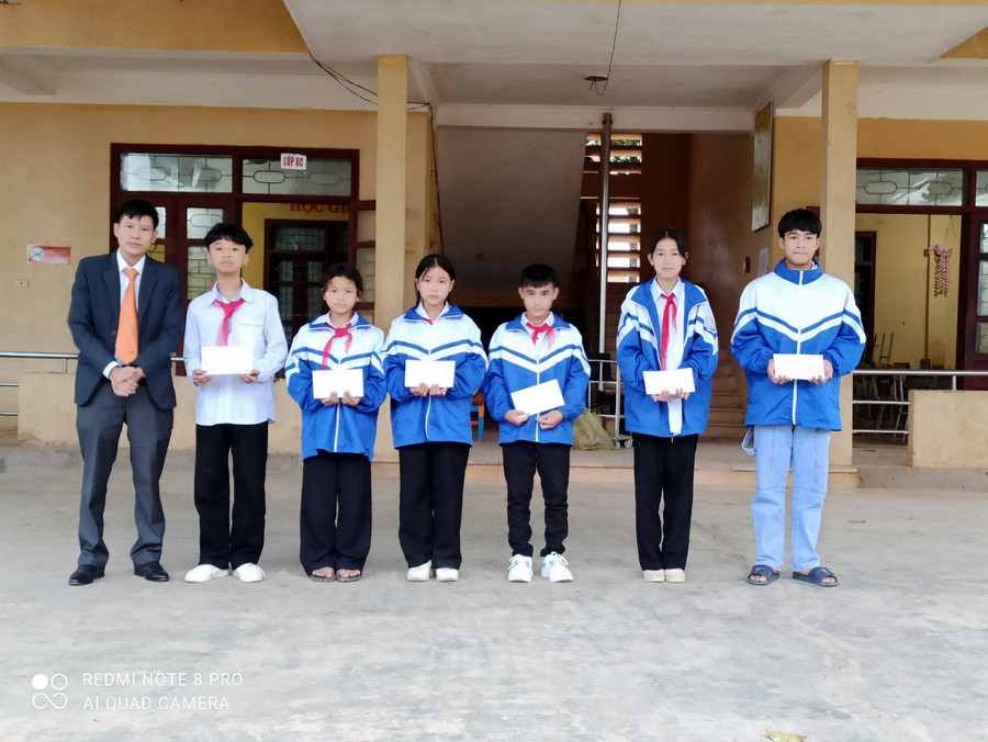 Trao thưởng cho học sinh có thành tích xuất sắc.