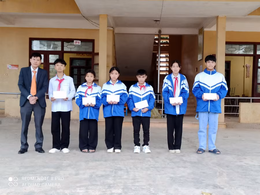 Trao thưởng cho học sinh có thành tích xuất sắc.