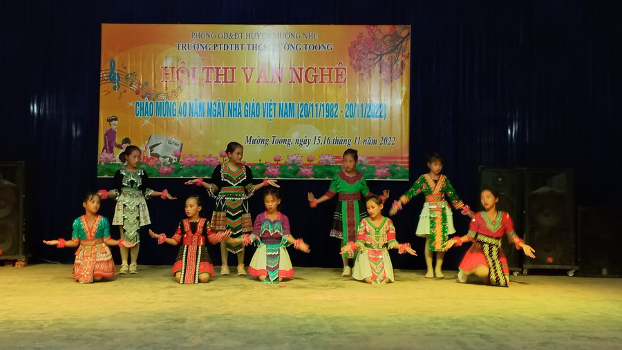 Học sinh nhà trường tự tin thể hiện tài năng trong hội thi văn nghệ.