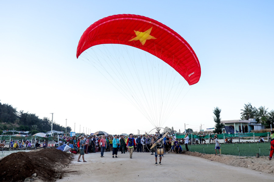 Khai mạc giải dù lượn quốc tế lần đầu tiên trên đỉnh núi lửa triệu năm tại Lý Sơn