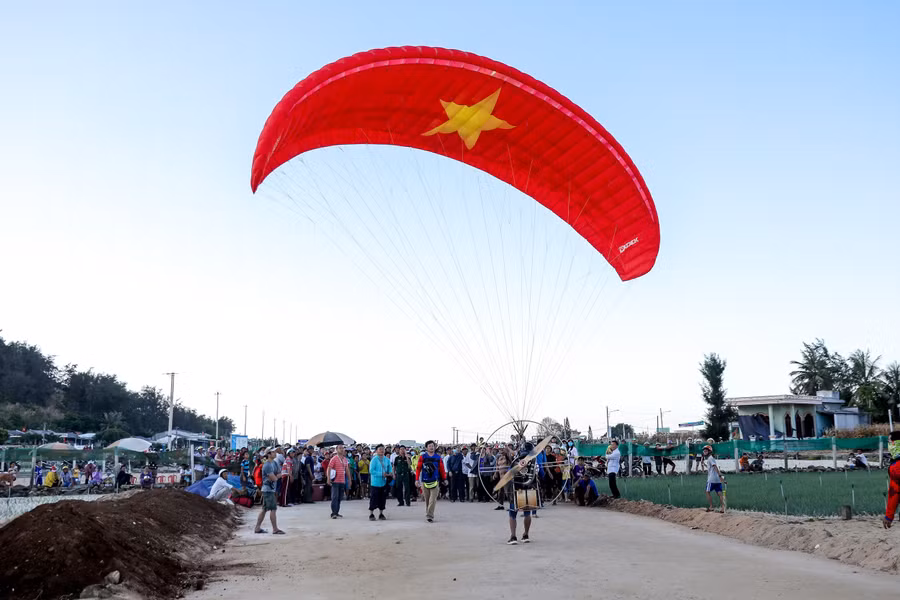 Khai mạc giải dù lượn quốc tế lần đầu tiên trên đỉnh núi lửa triệu năm tại Lý Sơn
