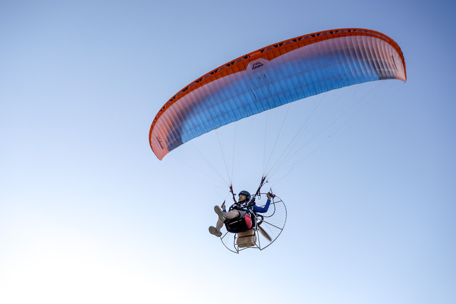 Biểu diễn dù động cơ...