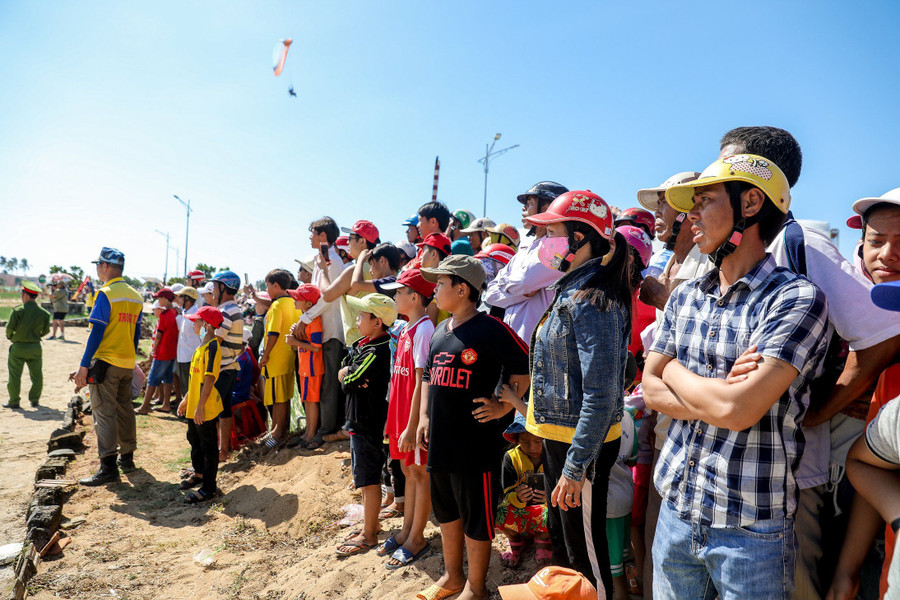 Khán giả say sưa chiêm ngưỡng những màn biểu diễn đẹp mắt