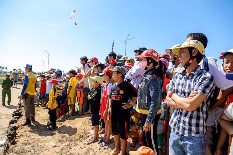 Khán giả say sưa chiêm ngưỡng những màn biểu diễn đẹp mắt