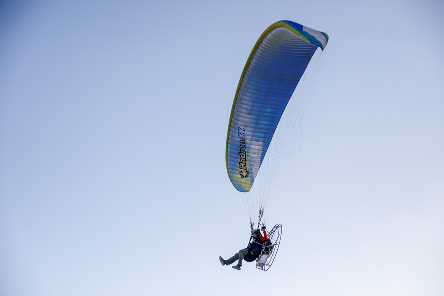 Biểu diễn dù động cơ...