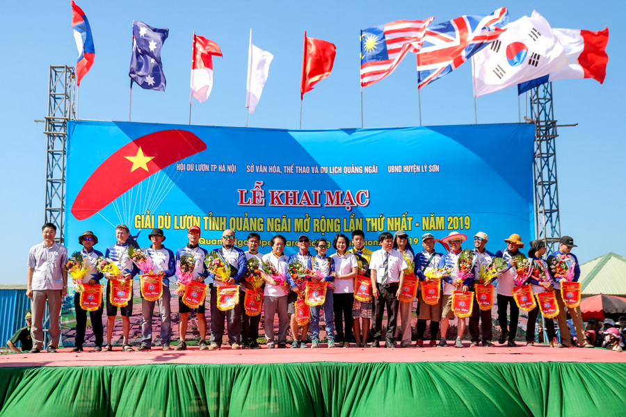 Đại diện các đoàn nhận hoa và cờ lưu niệm