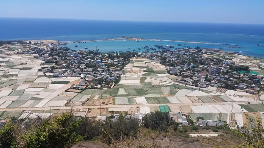 Đảo Lý Sơn nhìn từ núi Thới Lới