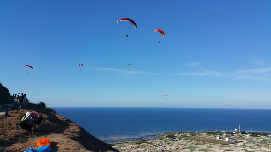 ...và dù lượn từ núi Thới Lới