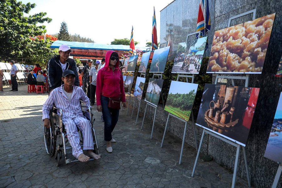 Du khách tham quan triển lãm