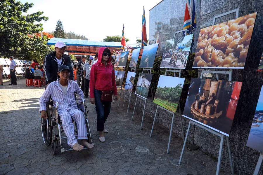 Du khách tham quan triển lãm