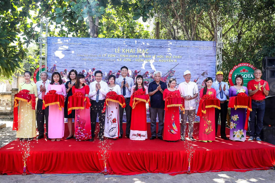 Cắt băng khai mạc triển lãm