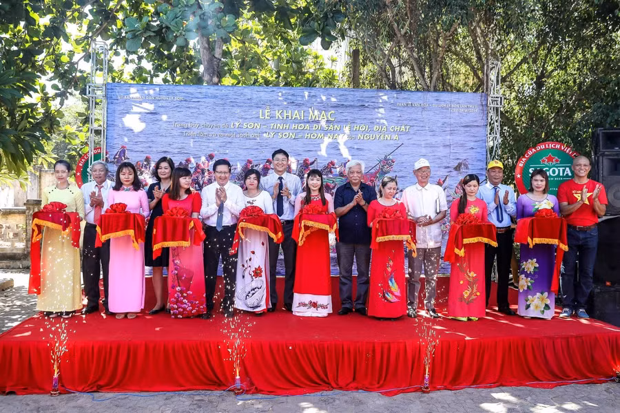 Cắt băng khai mạc triển lãm