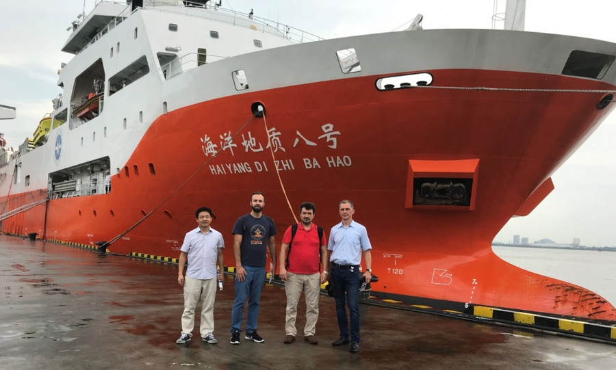 Tàu Hải Dương 08 khi ở đất liền. Tàu Hải Dương 08 khi ở đất liền.