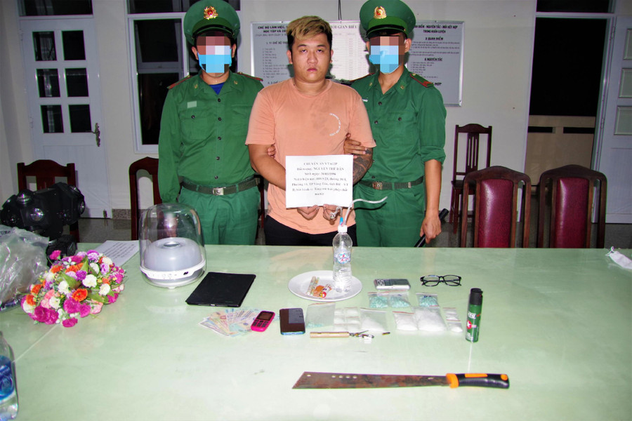 Đối tượng Nguyễn Thế Dân bị bắt giữ. Ảnh: Quang Anh.