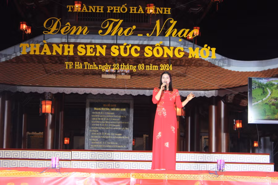 Tiết mục thơ "Đi giữa ân tình" do cô giáo Lê Thị Hà (Trường Tiểu học Nam Hà) sáng tác và trình bày.