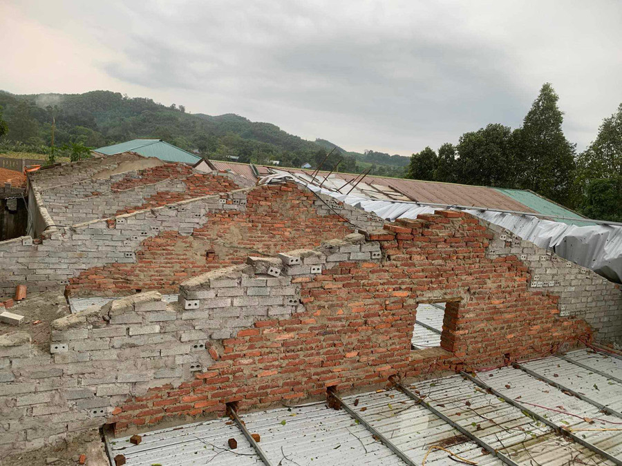 Khu vực bếp ăn bán trú bị hư hỏng nặng. Khu vực bếp ăn bán trú bị hư hỏng nặng.