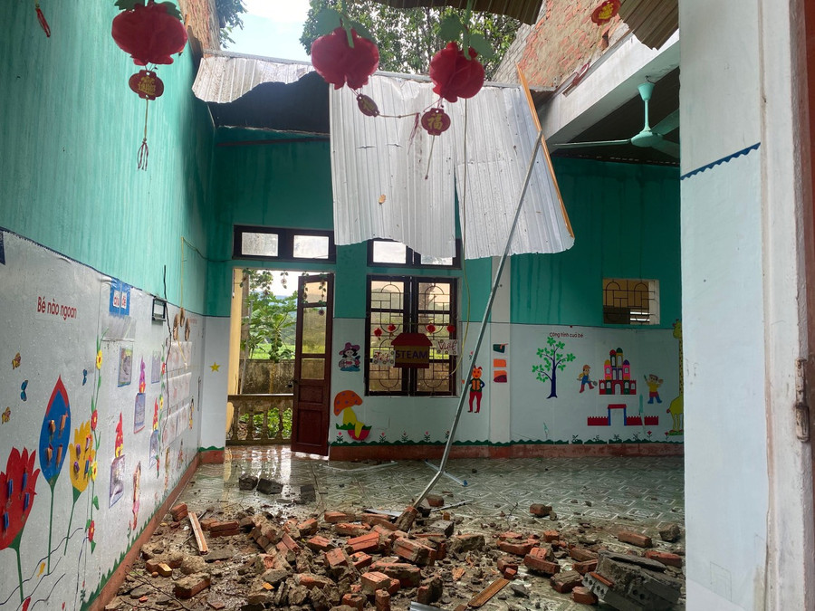 Nhiều phòng học tại điểm Trường Mầm non Sơn Hồng (Hương Sơn, Hà Tĩnh) bị tốc mái, đổ tường. Nhiều phòng học tại điểm Trường Mầm non Sơn Hồng (Hương Sơn, Hà Tĩnh) bị tốc mái, đổ tường.