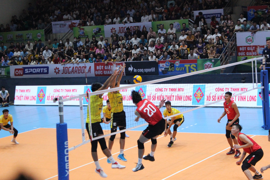 Ngay sau lễ khai mạc đội chủ nhà Hà Tĩnh có trận thắng mở màn với tỷ số 3-1 trước đội Xổ số kiến thiết Vĩnh Long.