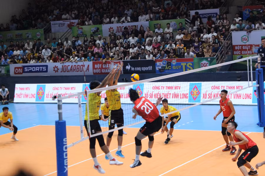 Ngay sau lễ khai mạc đội chủ nhà Hà Tĩnh có trận thắng mở màn với tỷ số 3-1 trước đội Xổ số kiến thiết Vĩnh Long.