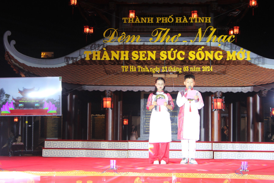 Đêm thơ nhạc gồm 3 chương với gần 20 tác phẩm thơ nhạc của giáo viên và học sinh TP Hà Tĩnh. Đêm thơ nhạc gồm 3 chương với gần 20 tác phẩm thơ nhạc của giáo viên và học sinh TP Hà Tĩnh.