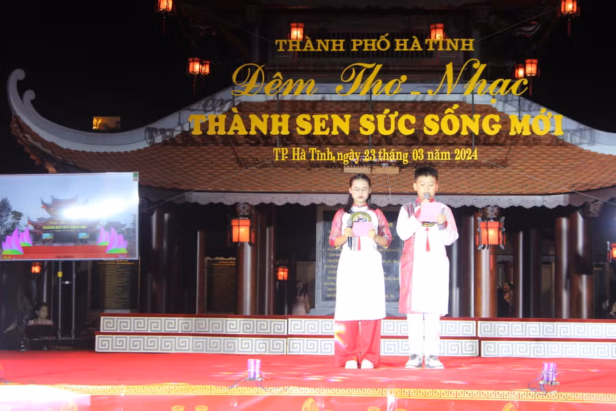 Đêm thơ nhạc gồm 3 chương với gần 20 tác phẩm thơ nhạc của giáo viên và học sinh TP Hà Tĩnh.