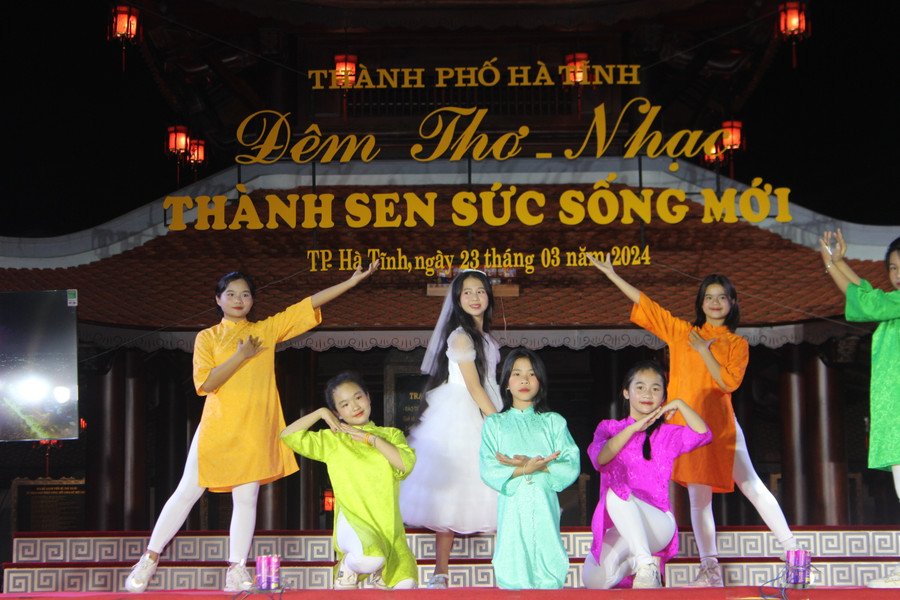 Các tiết mục được dàn dựng công phu và bài bản.Trong ảnh: Tiết mục hát múa "Mùa xuân của em" do HS Trường THCS Hưng Đồng biểu diễn. Các tiết mục được dàn dựng công phu và bài bản.Trong ảnh: Tiết mục hát múa "Mùa xuân của em" do HS Trường THCS Hưng Đồng biểu diễn.