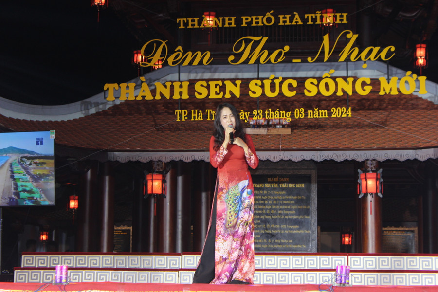 Cô giáo Phan Thị Thúy (GV Trường Tiểu học Thạch Trung) trình bày tiết mục Hà Tĩnh trong em. Cô giáo Phan Thị Thúy (GV Trường Tiểu học Thạch Trung) trình bày tiết mục Hà Tĩnh trong em.