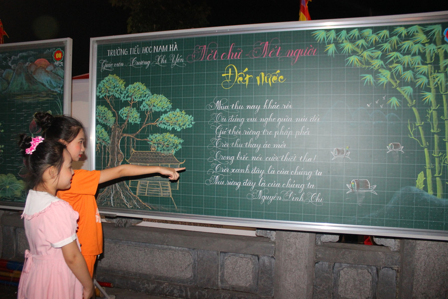 Tại lễ hội ngành Giáo dục thành phố Hà Tĩnh còn tổ chức Cuộc thi viết chữ đẹp dành cho giáo viên và học sinh. Tại lễ hội ngành Giáo dục thành phố Hà Tĩnh còn tổ chức Cuộc thi viết chữ đẹp dành cho giáo viên và học sinh.