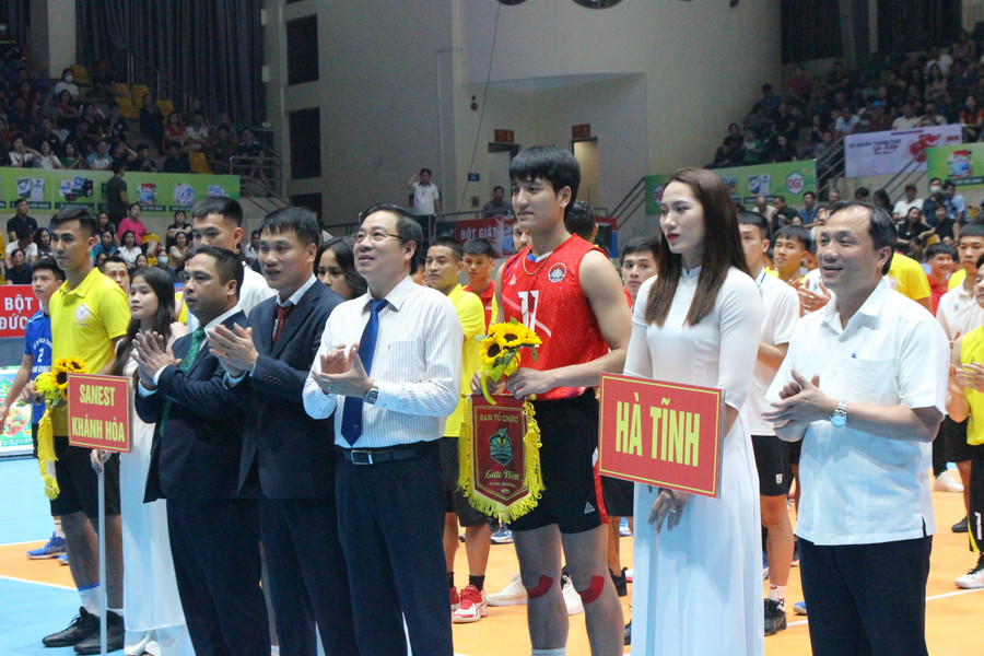 Lãnh đạo tỉnh Hà Tĩnh tặng hoa và cờ lưu niệm cho các đội tham dự giải.