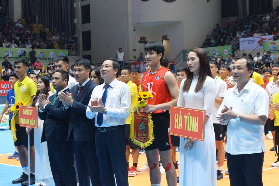 Lãnh đạo tỉnh Hà Tĩnh tặng hoa và cờ lưu niệm cho các đội tham dự giải.