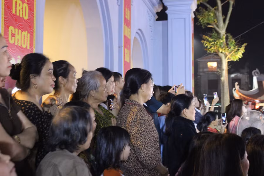 Đêm thơ nhạc "Thành Sen - Sức sống mới" còn thu hút sự chăm chú theo dõi của đông đảo nhân dân.