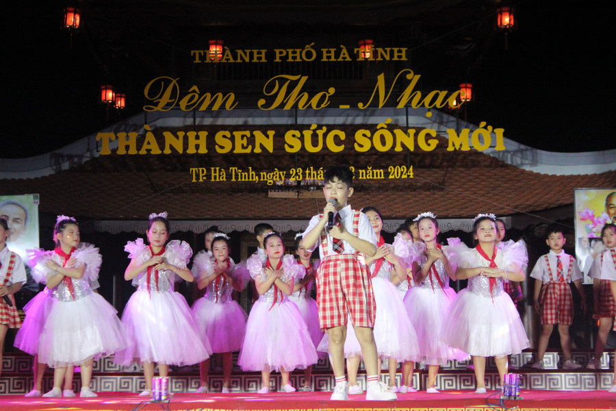 Nội dung các tác phẩm biểu diễn về tình yêu quê hương đất nước, ca ngợi Đảng, Bác Hồ kính yêu... Nội dung các tác phẩm biểu diễn về tình yêu quê hương đất nước, ca ngợi Đảng, Bác Hồ kính yêu...