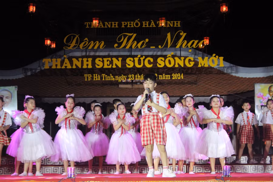 Nội dung các tác phẩm biểu diễn về tình yêu quê hương đất nước, ca ngợi Đảng, Bác Hồ kính yêu...