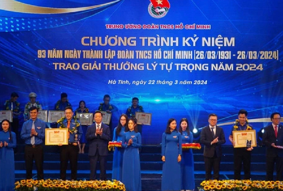 100 cán bộ Đoàn nhận giải thưởng Lý Tự Trọng 2024. 100 cán bộ Đoàn nhận giải thưởng Lý Tự Trọng 2024.