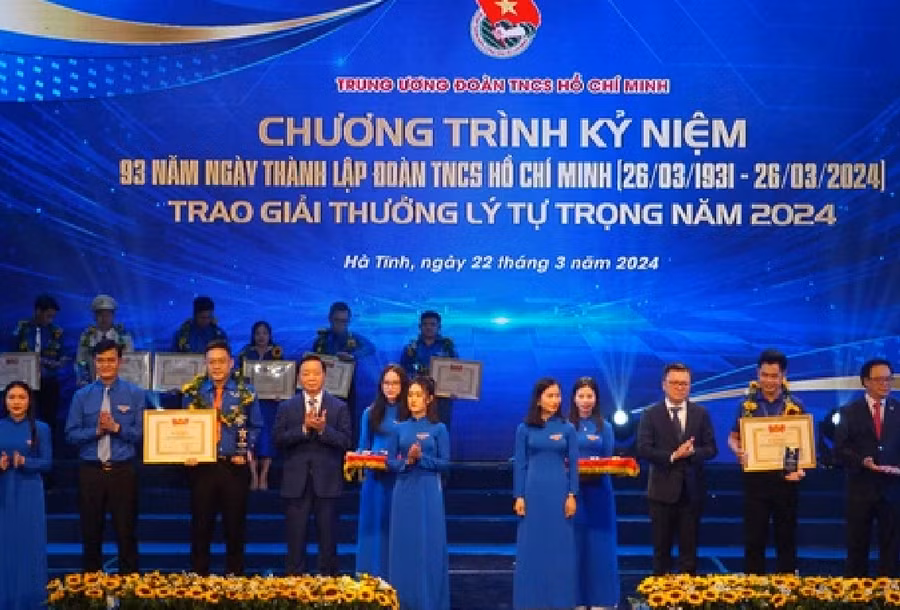 100 cán bộ Đoàn nhận giải thưởng Lý Tự Trọng 2024.