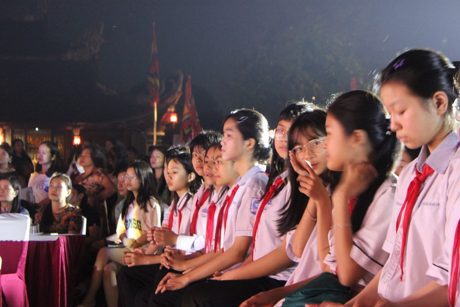 Giáo viên và học sinh trên thành phố Hà Tĩnh theo dõi đêm thơ nhạc. Giáo viên và học sinh trên thành phố Hà Tĩnh theo dõi đêm thơ nhạc.