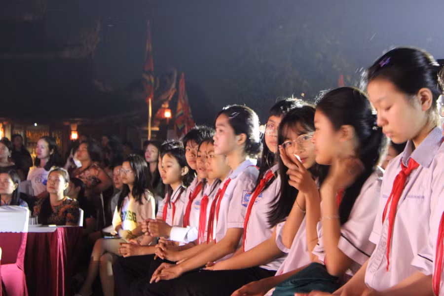 Giáo viên và học sinh trên thành phố Hà Tĩnh theo dõi đêm thơ nhạc.