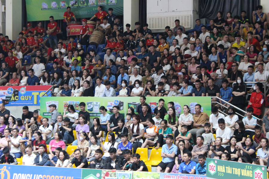 Hàng nghìn khán giả có mặt kín sân theo dõi các trận đấu.