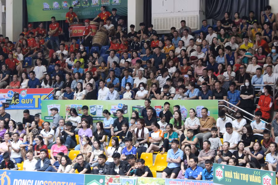 Hàng nghìn khán giả có mặt kín sân theo dõi các trận đấu.