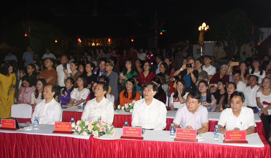 Đại biểu tham dự đêm thơ nhạc "Thành Sen - Sức sống mới". Đại biểu tham dự đêm thơ nhạc "Thành Sen - Sức sống mới".