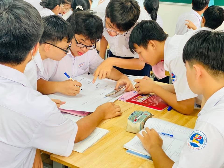 Giáo viên Trường THPT Phước Long chủ động, linh hoạt tổ chức kiểm tra, thi thử cho học sinh.